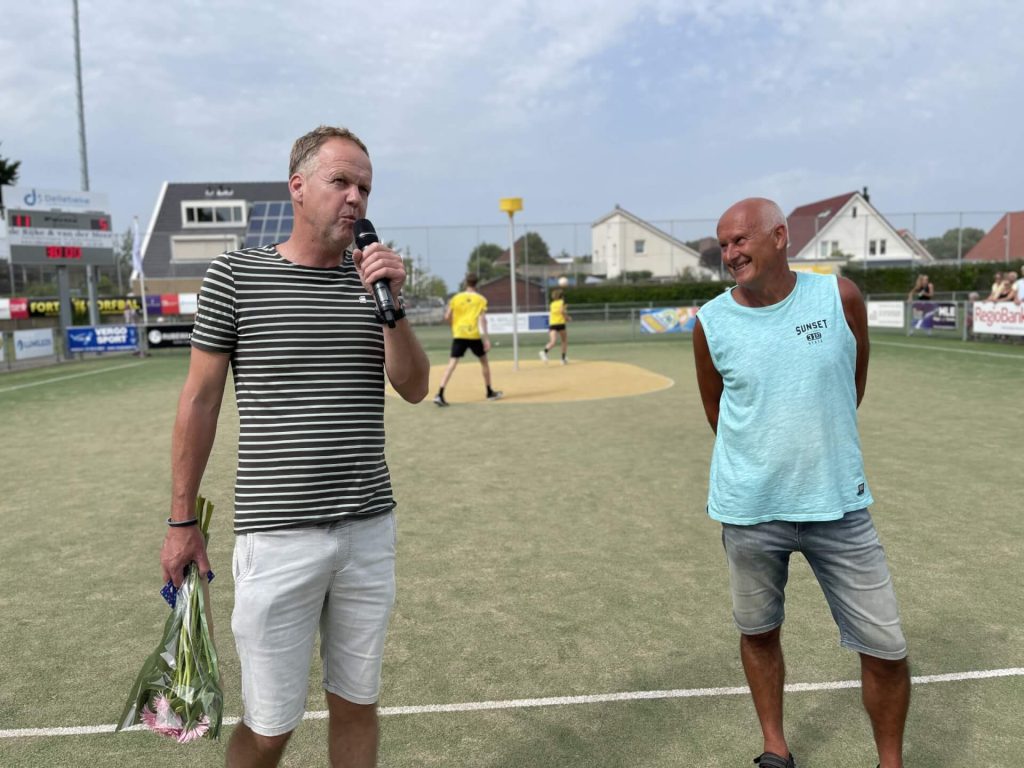 Aarnout Crucq wordt bedankt door Jacco de Meij voor jarenlang scheidrechter