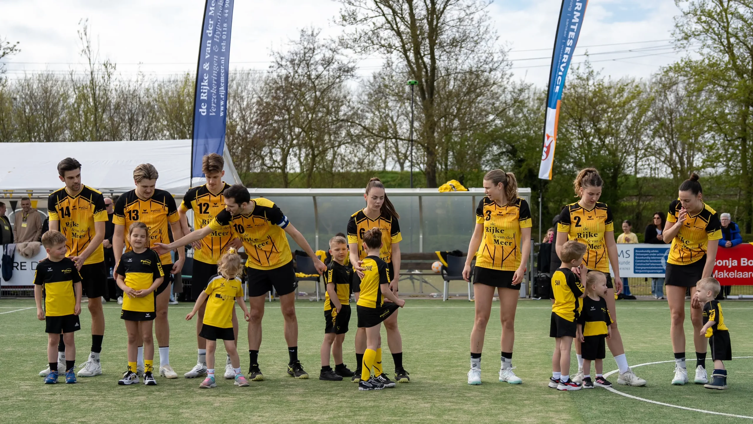 Jeugdleden en senioren samen op het veld bij Fortis Korfbal