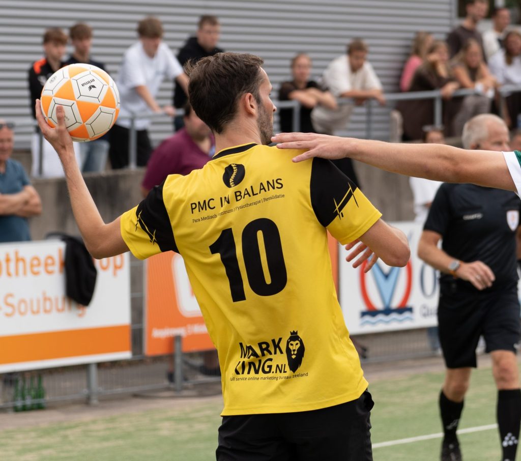 Jeugdspelers van Fortis tijdens een korfbalwedstrijd
