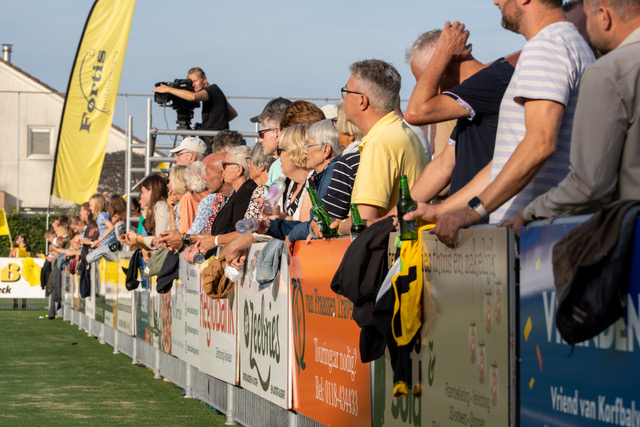 Tijdelijke beeldplek: Sponsorborden langs het veld
