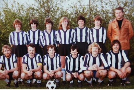 Twee spelers springen naar de bal onder de korf op het veld.