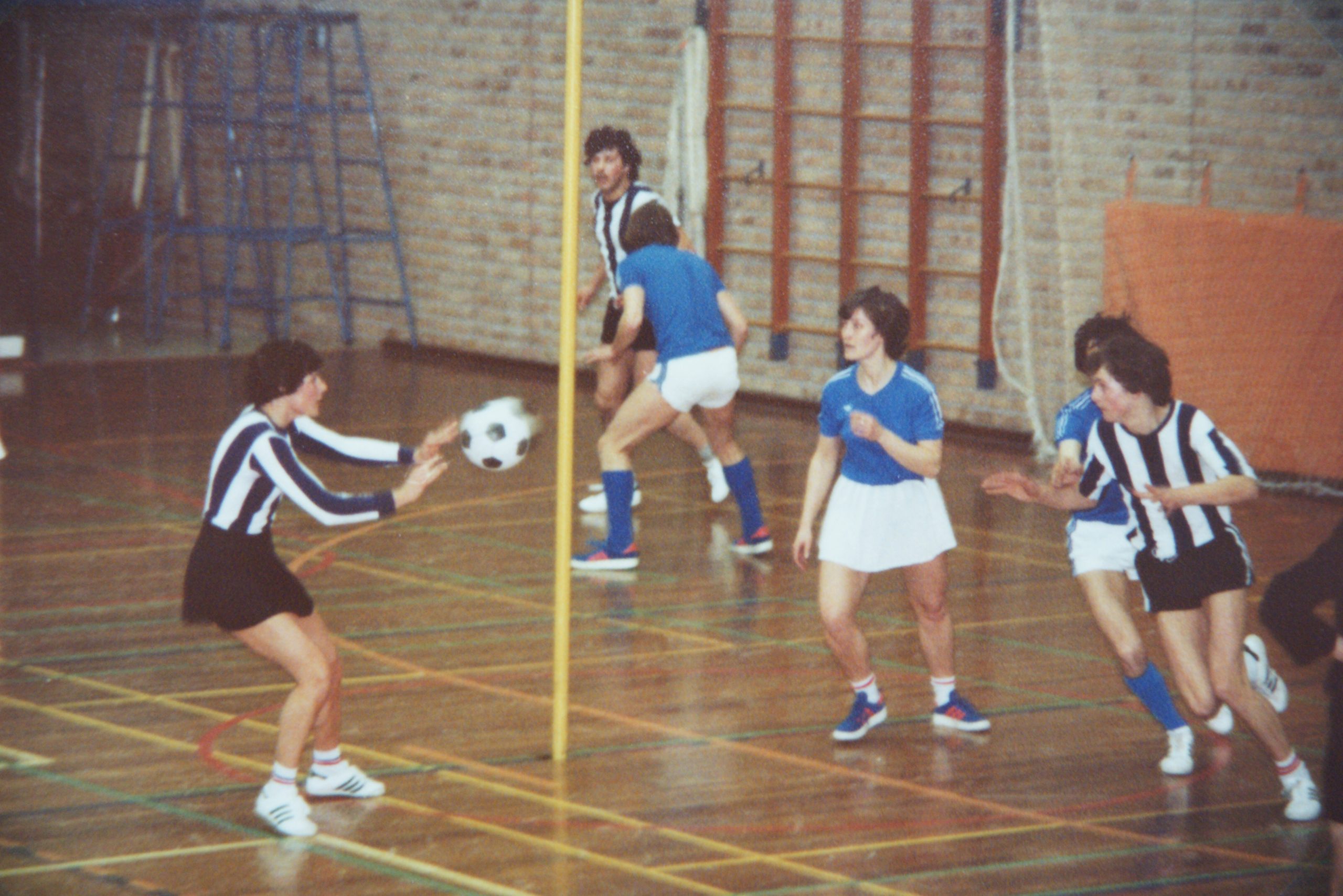 Animo speelt een korfbalwedstrijd in de sporthal.