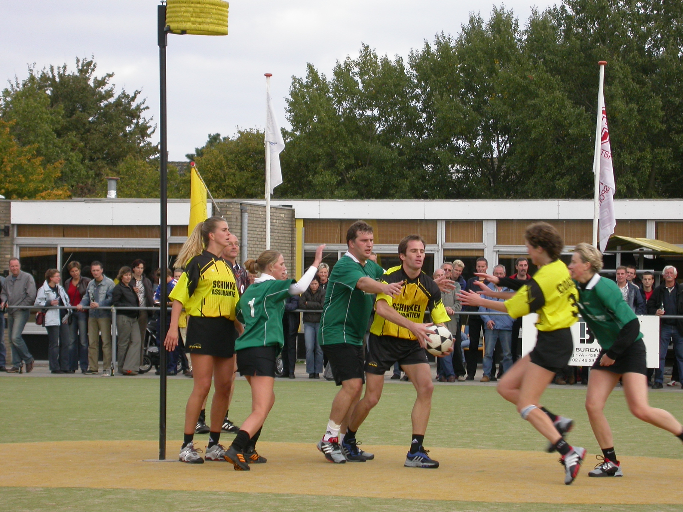Spelers van Fortis en hun tegenstanders komen in actie onder de korf.