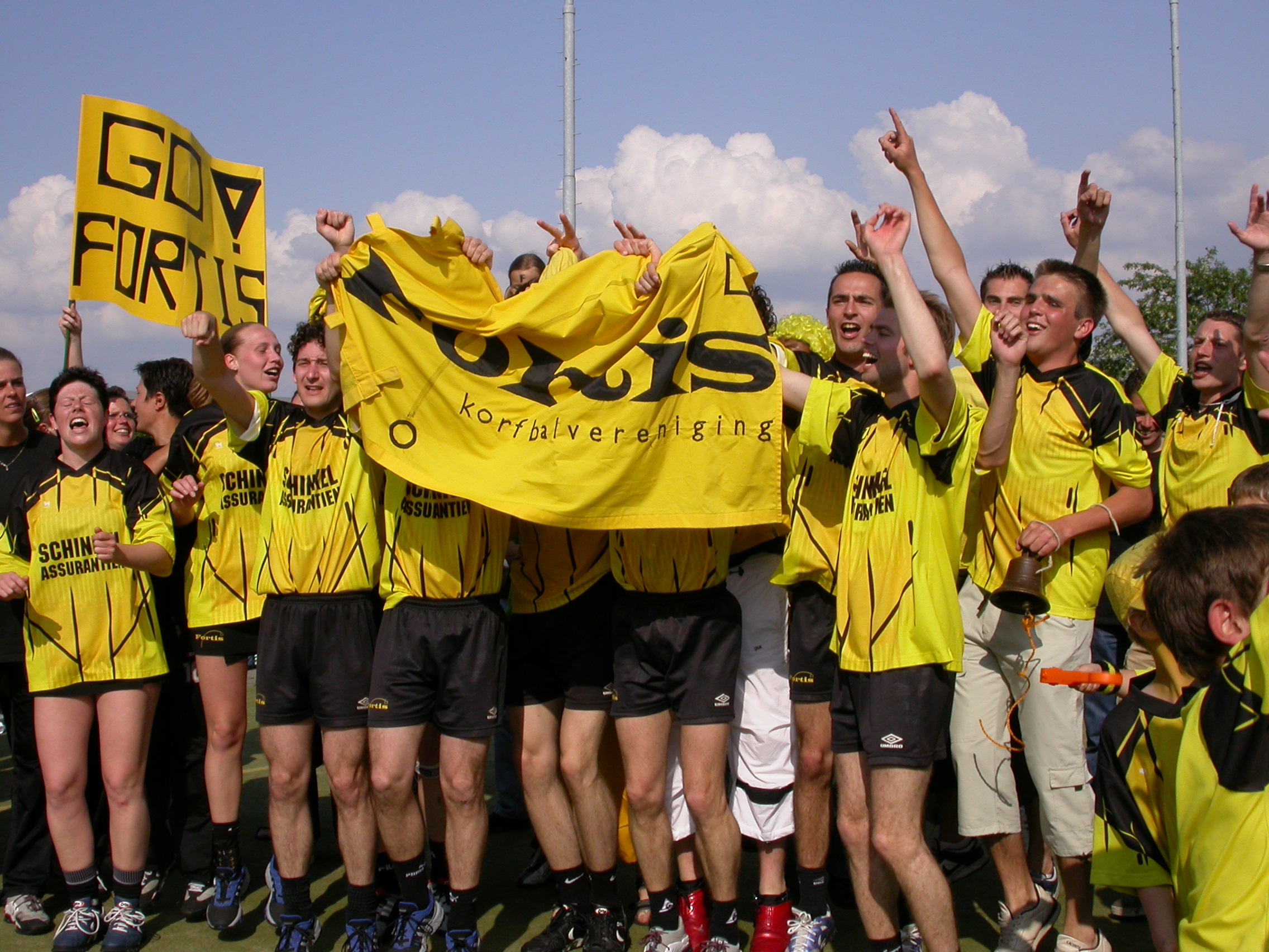 Fortis-spelers vieren samen feest met een geel spandoek.