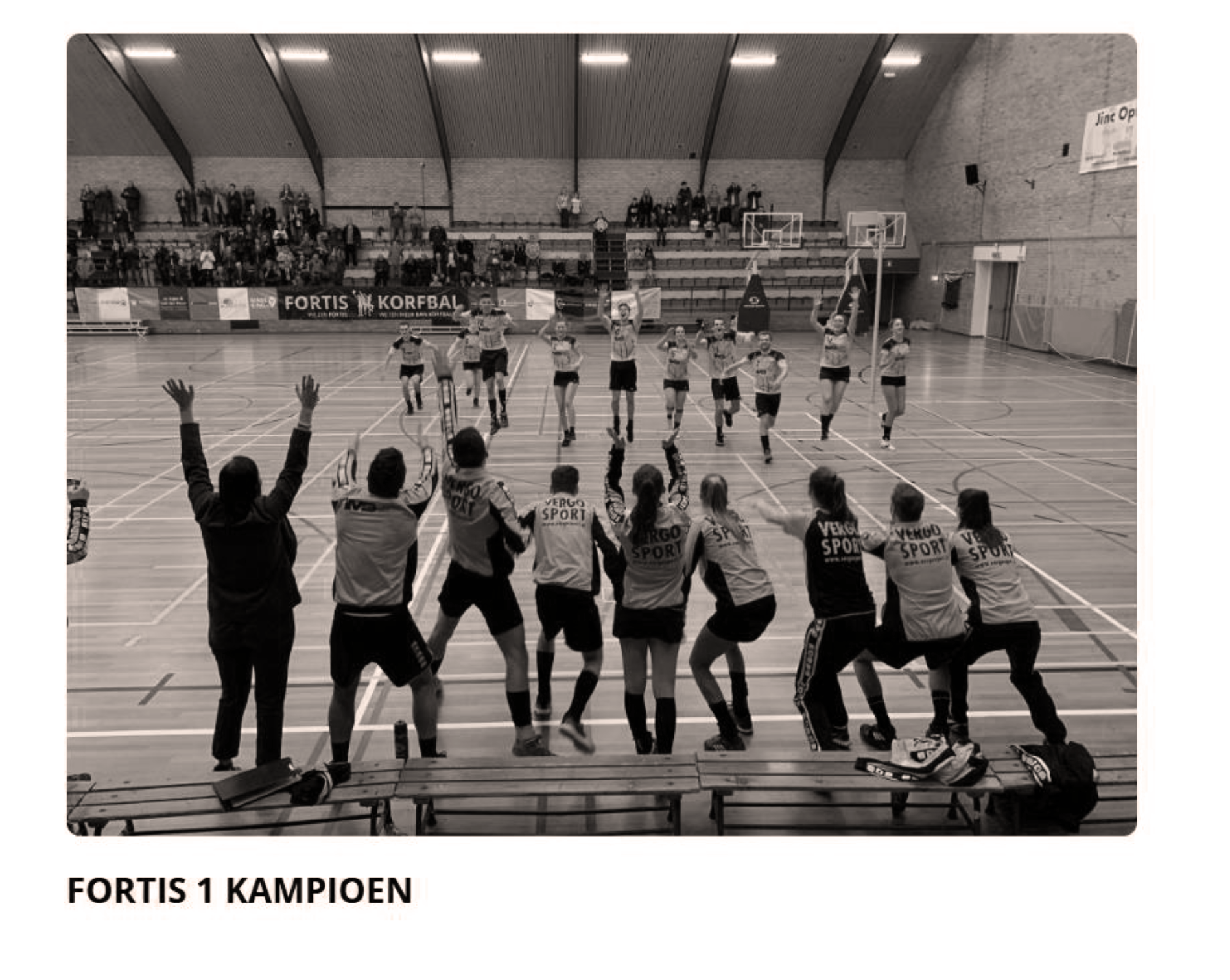 Fortis-spelers rennen in een sporthal naar de juichende wisselspelers en begeleiders.