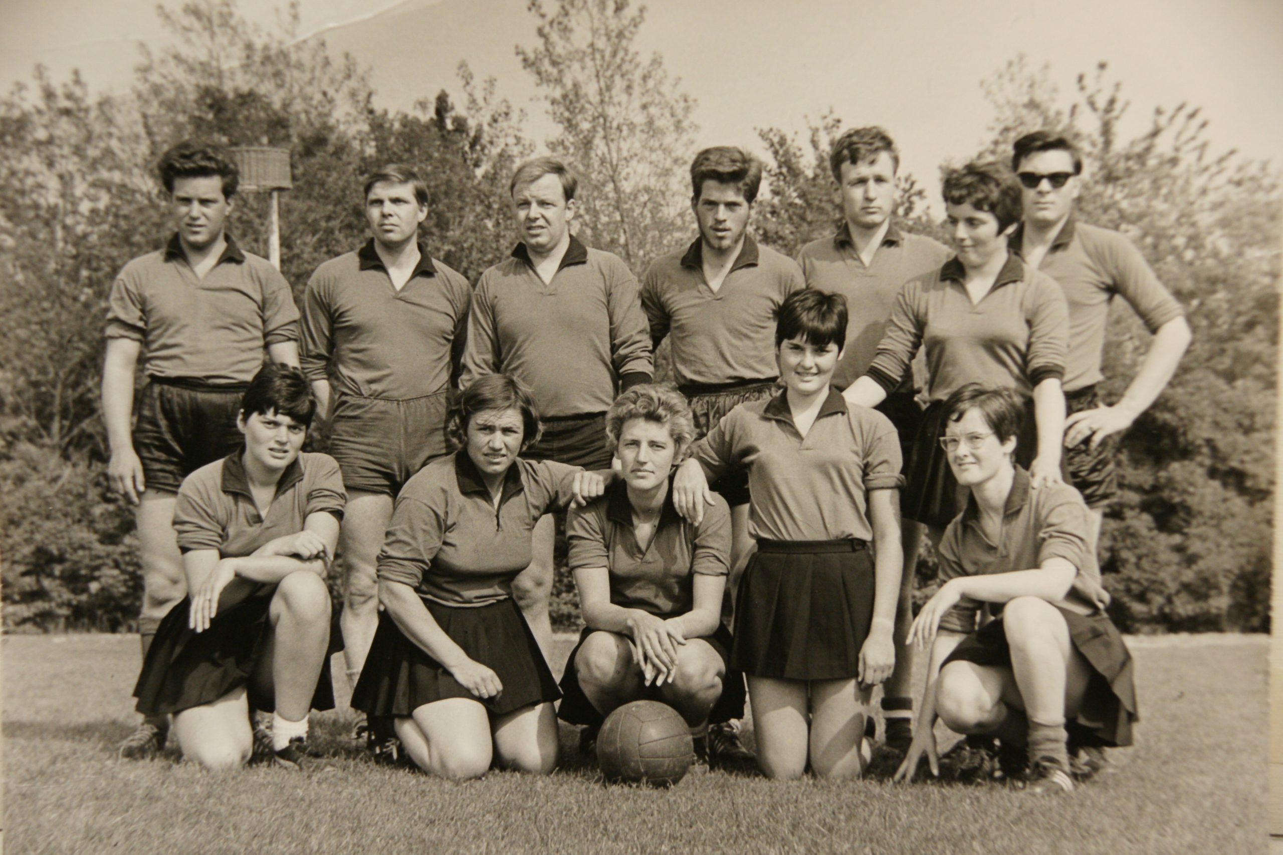 Een gemengd team van Zuidwesters poseert met de korf op de achtergrond.